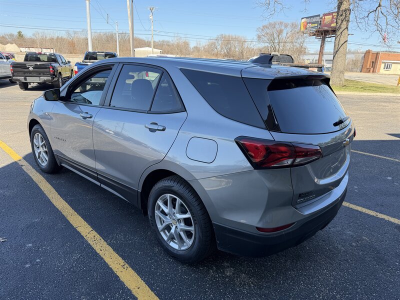 2024 Chevrolet Equinox LS - Photo 4 - Elkhart, IN 46514