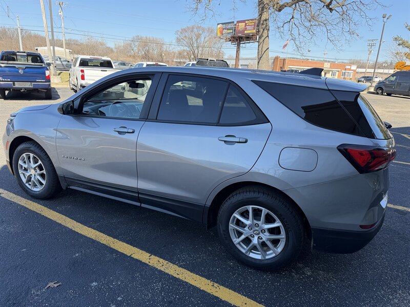 2024 Chevrolet Equinox LS - Photo 3 - Elkhart, IN 46514