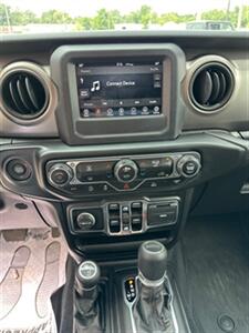 2020 Jeep Gladiator Sport   - Photo 12 - Elkhart, IN 46514