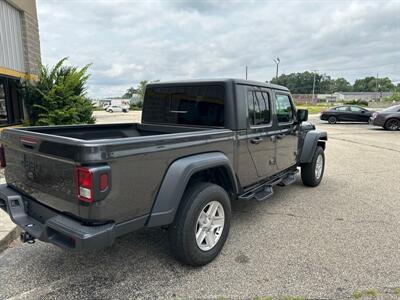 2020 Jeep Gladiator Sport   - Photo 7 - Elkhart, IN 46514