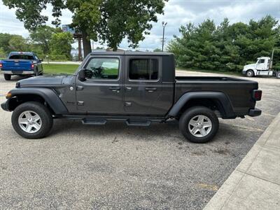 2020 Jeep Gladiator Sport   - Photo 4 - Elkhart, IN 46514