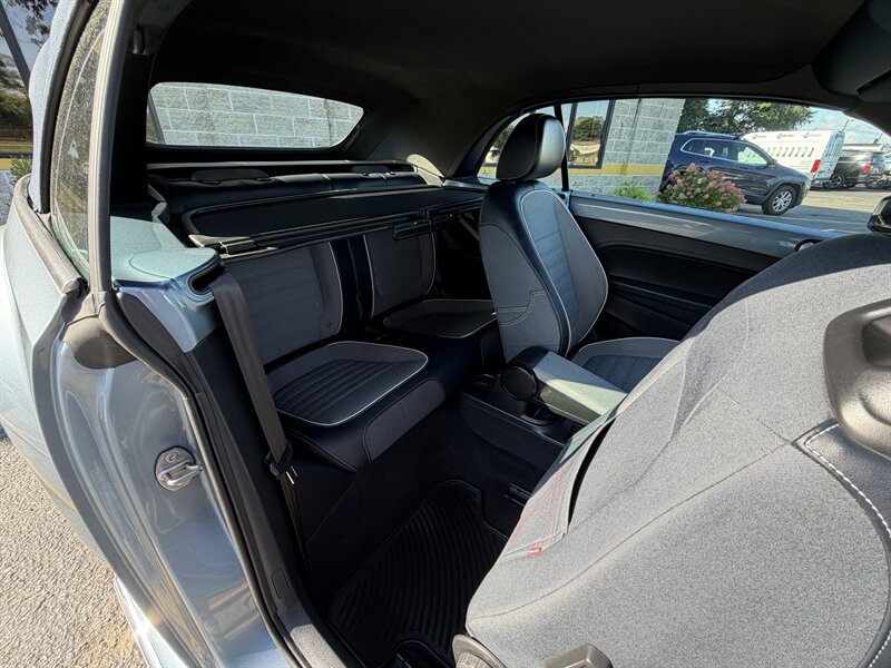 2016 Volkswagen Beetle Convertible 1.8T Denim - Photo 10 - Elkhart, IN 46514