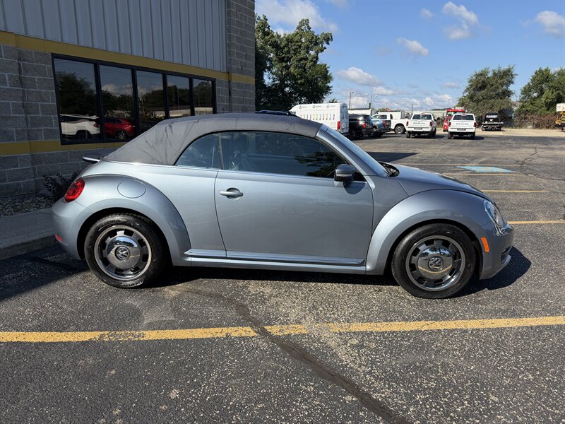 2016 Volkswagen Beetle Convertible 1.8T Denim - Photo 6 - Elkhart, IN 46514