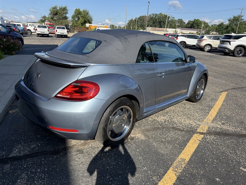 2016 Volkswagen Beetle Convertible 1.8T Denim - Photo 5 - Elkhart, IN 46514