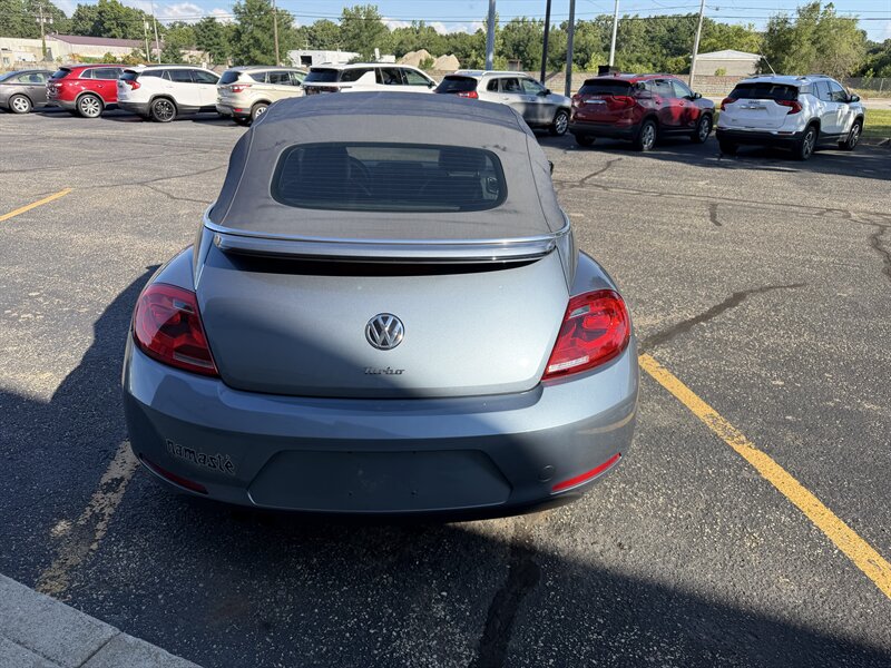 2016 Volkswagen Beetle Convertible 1.8T Denim - Photo 4 - Elkhart, IN 46514