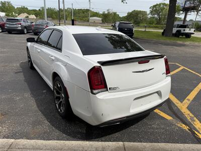 2015 Chrysler 300 S   - Photo 4 - Elkhart, IN 46514