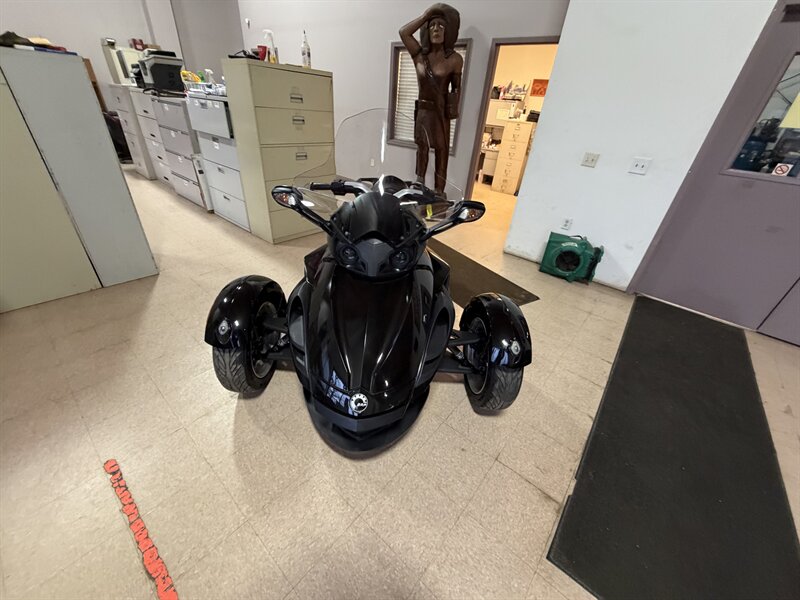 2015 CAN-AM ROADSTER - Photo 2 - Elkhart, IN 46514