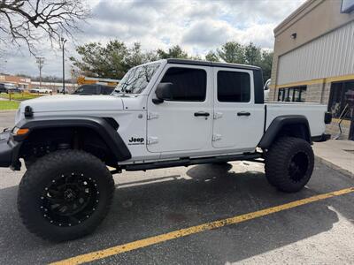 2020 Jeep Gladiator Sport S   - Photo 2 - Elkhart, IN 46514