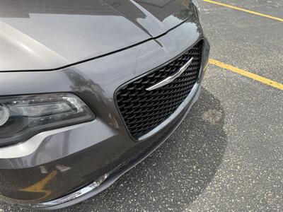 2015 Chrysler 300 S   - Photo 18 - Elkhart, IN 46514