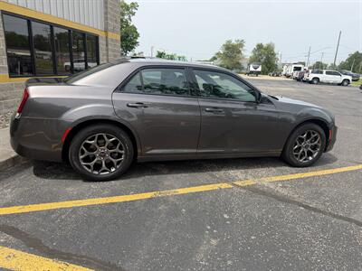 2015 Chrysler 300 S   - Photo 7 - Elkhart, IN 46514
