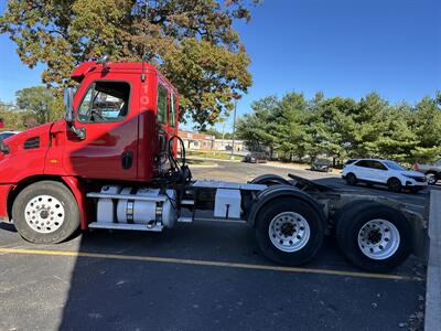 2016 Freightliner Cascadia Tractor   - Photo 3 - Elkhart, IN 46514
