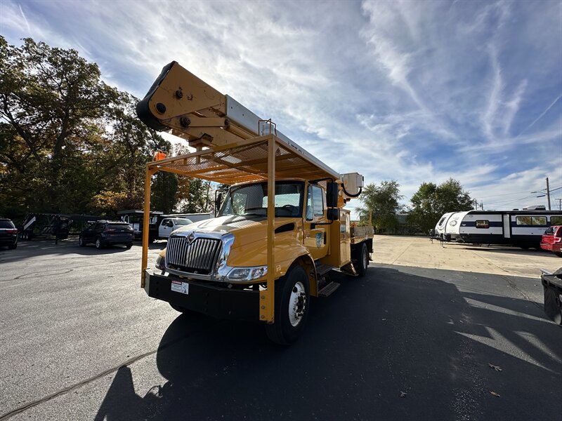 2006 International 4400 Bucket Truck   - Photo 3 - Elkhart, IN 46514