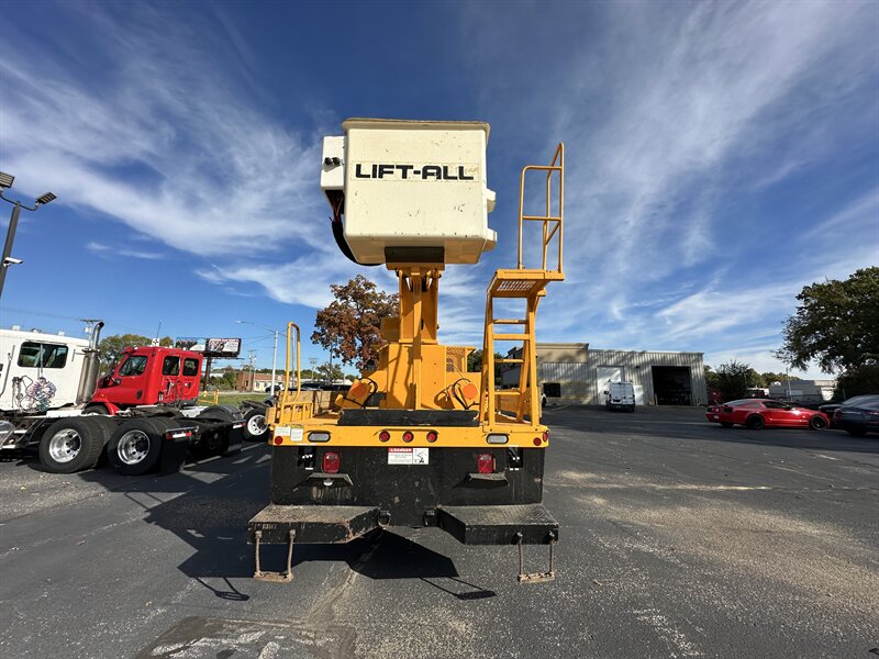 2006 International 4400 Bucket Truck   - Photo 6 - Elkhart, IN 46514