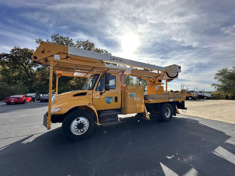2006 International 4400 Bucket Truck   - Photo 4 - Elkhart, IN 46514
