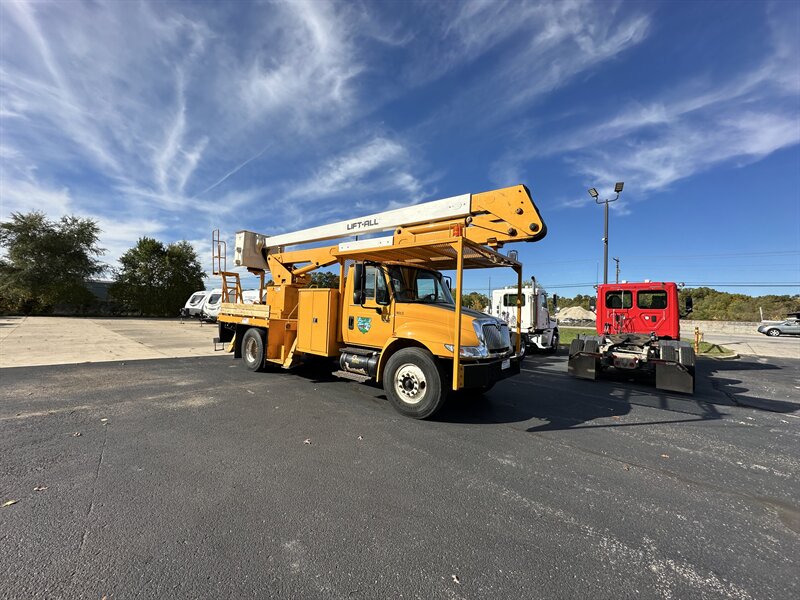 2006 International 4400 Bucket Truck   - Photo 10 - Elkhart, IN 46514