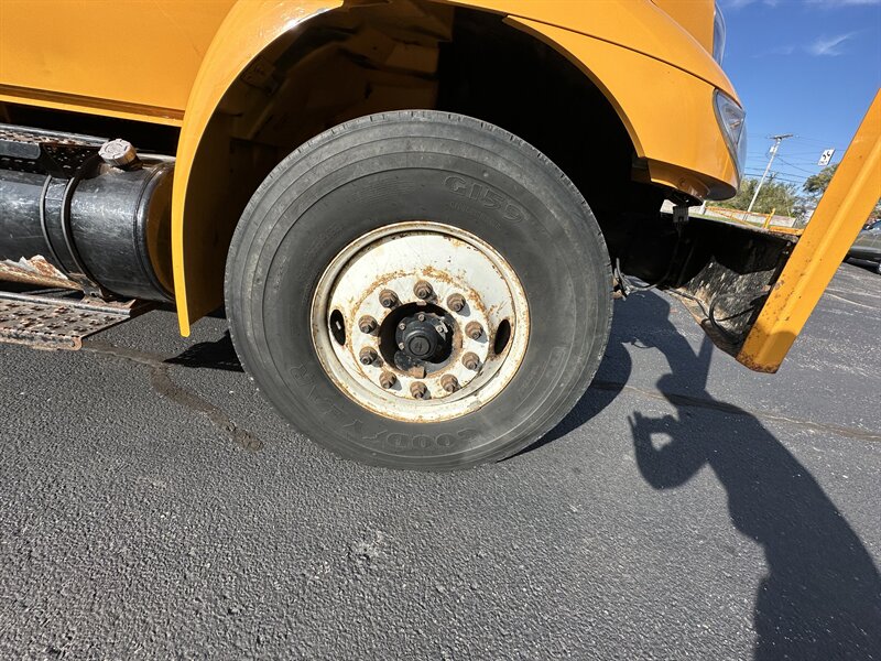 2006 International 4400 Bucket Truck   - Photo 12 - Elkhart, IN 46514