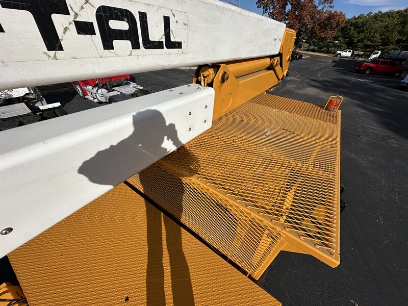 2006 International 4400 Bucket Truck   - Photo 18 - Elkhart, IN 46514