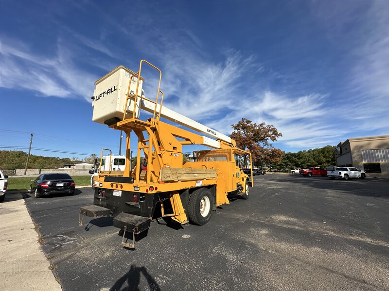2006 International 4400 Bucket Truck   - Photo 7 - Elkhart, IN 46514