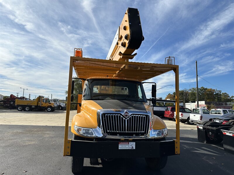 2006 International 4400 Bucket Truck   - Photo 2 - Elkhart, IN 46514