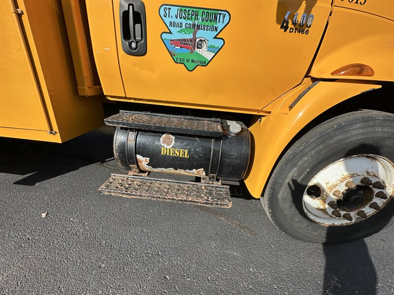 2006 International 4400 Bucket Truck   - Photo 13 - Elkhart, IN 46514