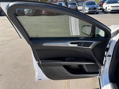 2020 Ford Fusion SE   - Photo 9 - Elkhart, IN 46514