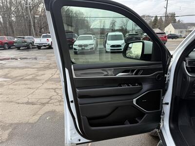 2022 Jeep Wagoneer Series III   - Photo 11 - Elkhart, IN 46514