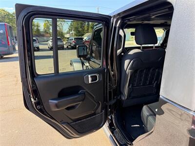 2021 Jeep Gladiator RUBICON   - Photo 12 - Elkhart, IN 46514