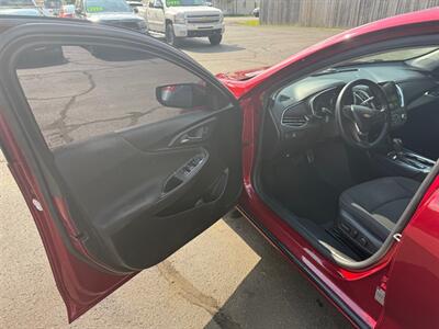 2017 Chevrolet Malibu LT   - Photo 8 - Elkhart, IN 46514