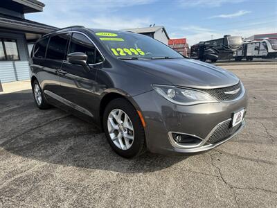 2017 Chrysler Pacifica Touring Plus   - Photo 10 - Elkhart, IN 46514