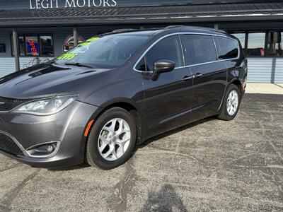 2017 Chrysler Pacifica Touring Plus   - Photo 2 - Elkhart, IN 46514