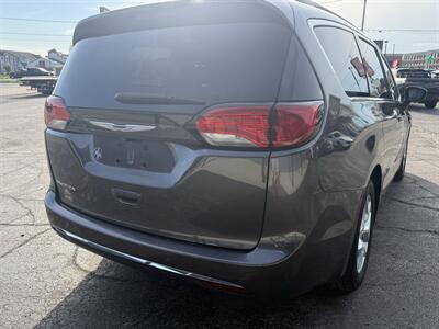 2017 Chrysler Pacifica Touring Plus   - Photo 7 - Elkhart, IN 46514