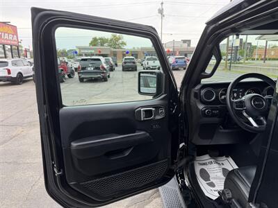 2018 Jeep Wrangler Unlimited Sahara   - Photo 11 - Elkhart, IN 46514