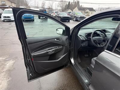 2017 Ford Escape SE   - Photo 9 - Elkhart, IN 46514