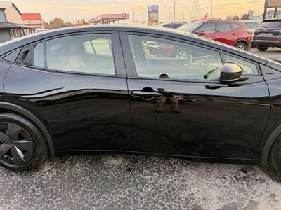 2025 Toyota Prius LE - Photo 8 - Elkhart, IN 46514