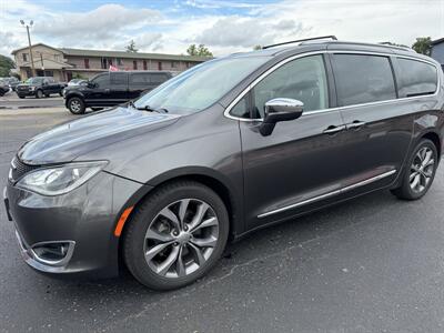 2019 Chrysler Pacifica Limited - Photo 2 - Elkhart, IN 46514