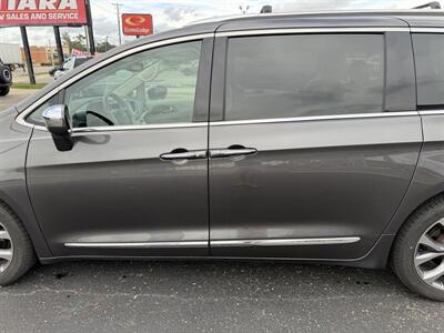 2019 Chrysler Pacifica Limited - Photo 3 - Elkhart, IN 46514