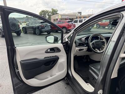 2019 Chrysler Pacifica Limited - Photo 10 - Elkhart, IN 46514
