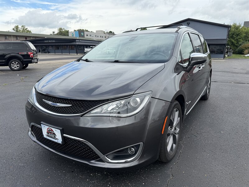 2019 Chrysler Pacifica Limited   - Photo 1 - Elkhart, IN 46514
