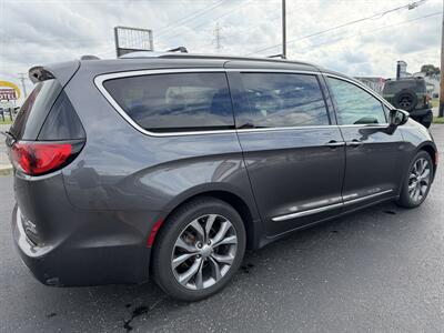 2019 Chrysler Pacifica Limited - Photo 6 - Elkhart, IN 46514
