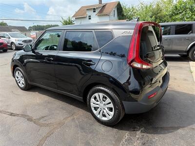 2020 Kia Soul LX   - Photo 2 - Elkhart, IN 46514