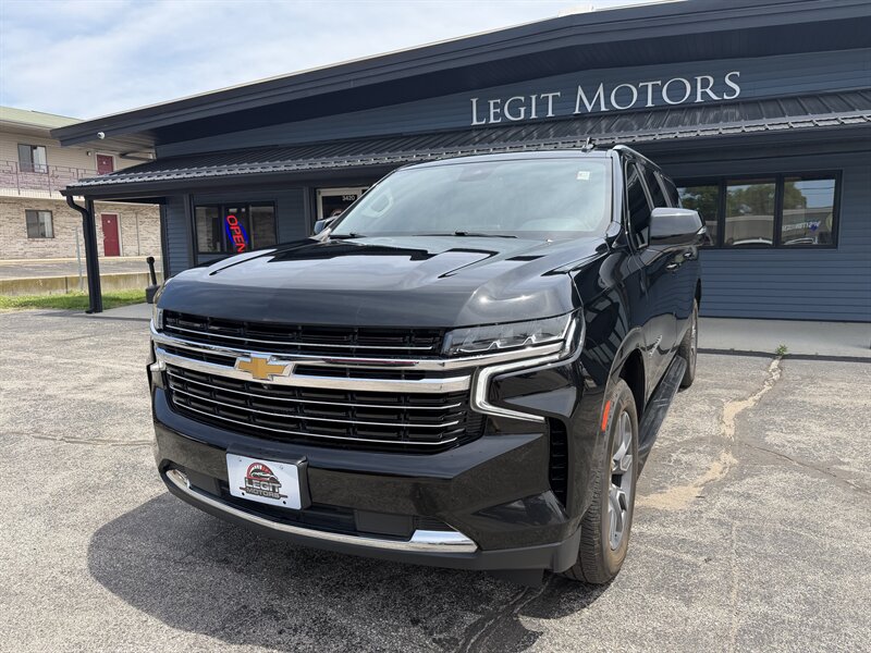 2023 Chevrolet Suburban LT   - Photo 1 - Elkhart, IN 46514