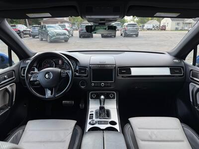 2017 Volkswagen Touareg WOLFSBURG   - Photo 18 - Elkhart, IN 46514