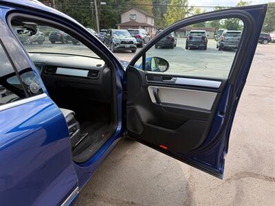 2017 Volkswagen Touareg WOLFSBURG   - Photo 19 - Elkhart, IN 46514