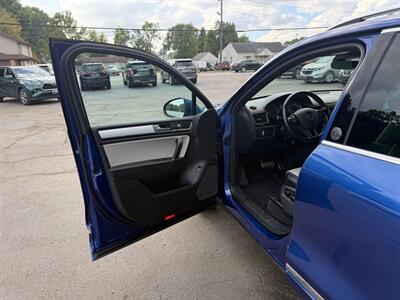 2017 Volkswagen Touareg WOLFSBURG   - Photo 10 - Elkhart, IN 46514