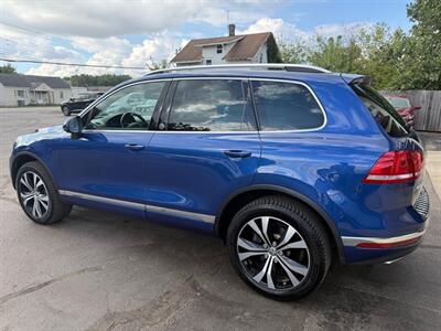 2017 Volkswagen Touareg WOLFSBURG   - Photo 4 - Elkhart, IN 46514