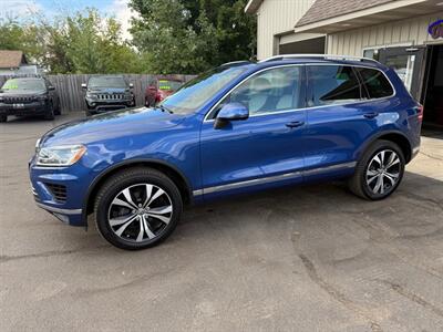 2017 Volkswagen Touareg WOLFSBURG   - Photo 2 - Elkhart, IN 46514
