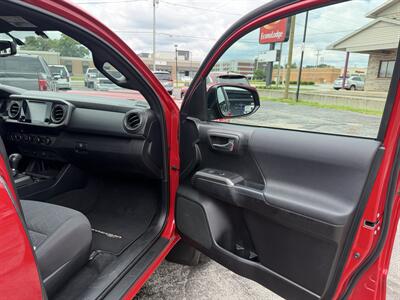2017 Toyota Tacoma TRD Off-Road - Photo 18 - Elkhart, IN 46514