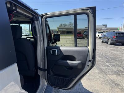 2020 Jeep Gladiator Overland   - Photo 15 - Elkhart, IN 46514