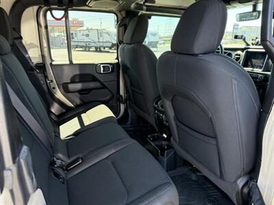 2020 Jeep Gladiator Overland   - Photo 16 - Elkhart, IN 46514