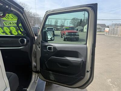 2020 Jeep Gladiator Overland   - Photo 20 - Elkhart, IN 46514